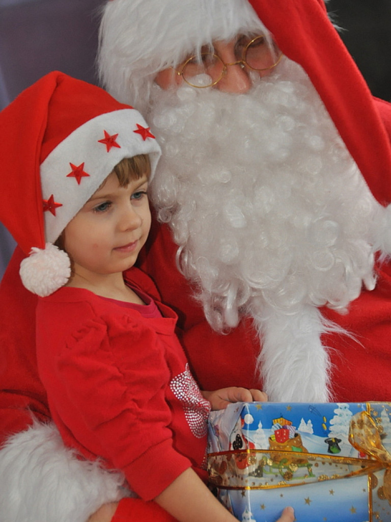 Święty Mikołaj z prezentami u przedszkolaków