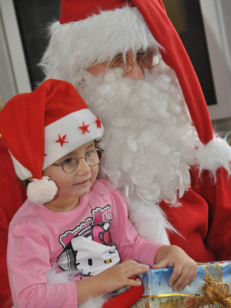 Święty Mikołaj z prezentami u przedszkolaków