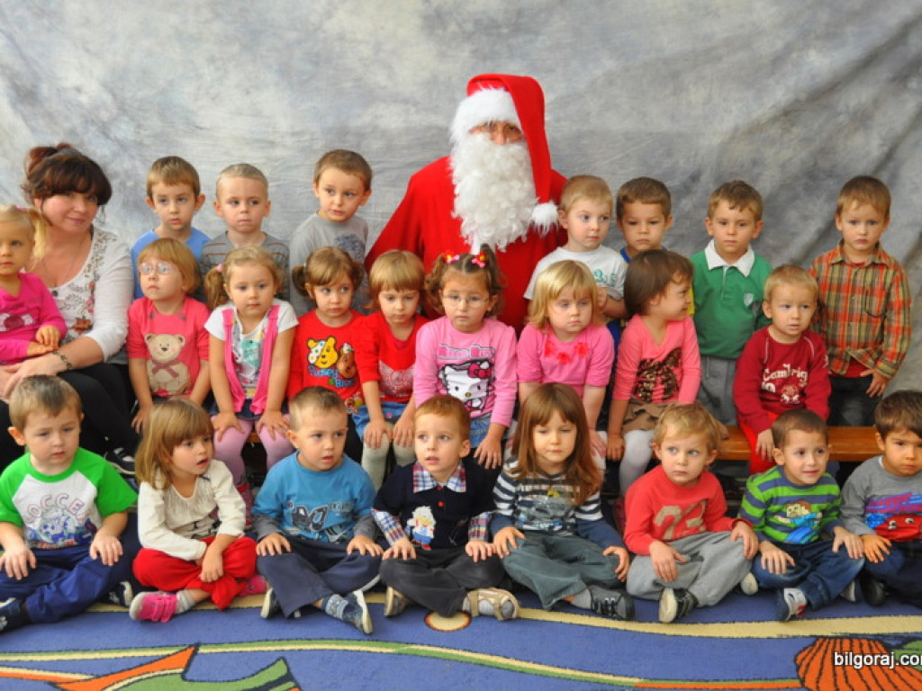 Święty Mikołaj z prezentami u przedszkolaków