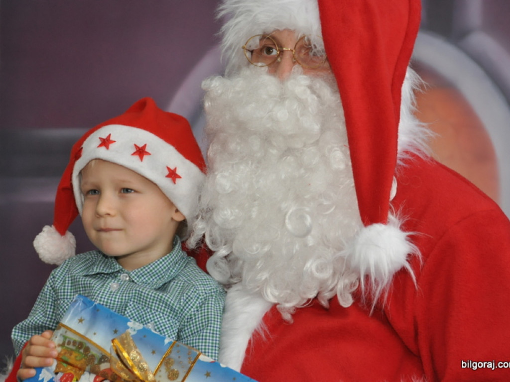 Święty Mikołaj z prezentami u przedszkolaków