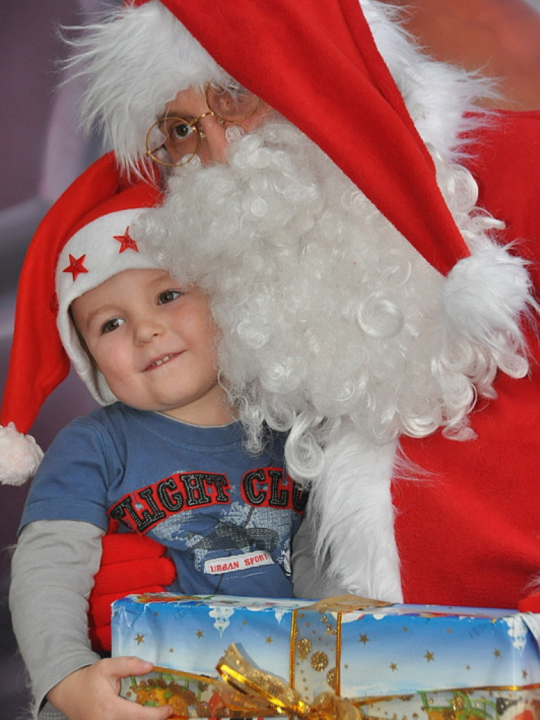 Święty Mikołaj z prezentami u przedszkolaków