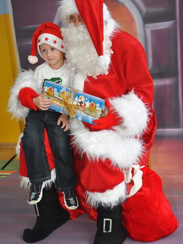 Święty Mikołaj z prezentami u przedszkolaków