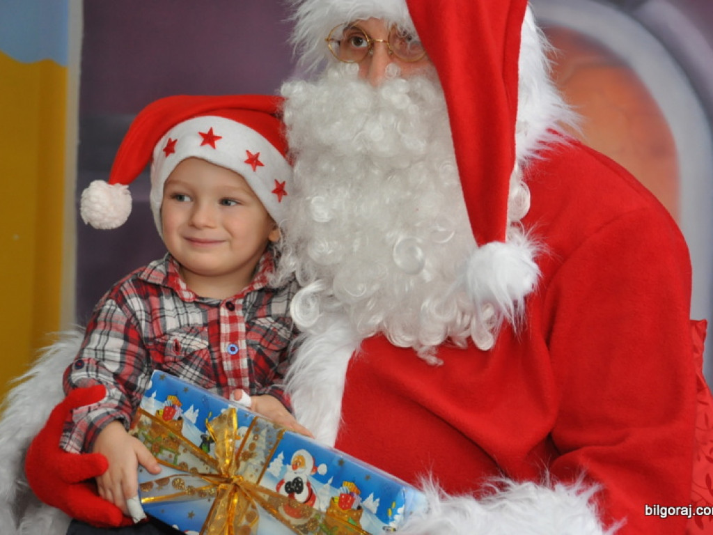 Święty Mikołaj z prezentami u przedszkolaków