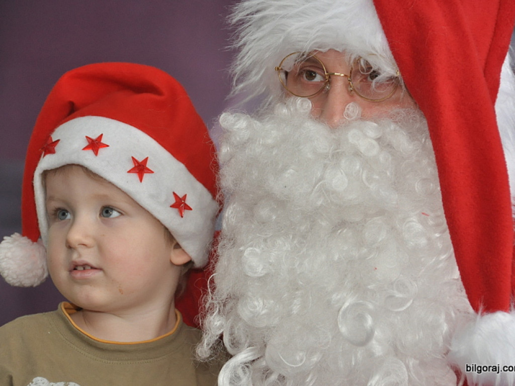 Święty Mikołaj z prezentami u przedszkolaków