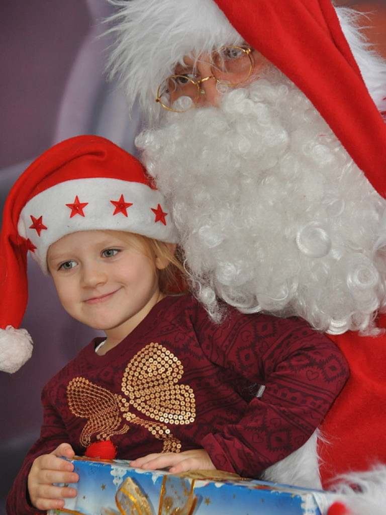 Święty Mikołaj z prezentami u przedszkolaków