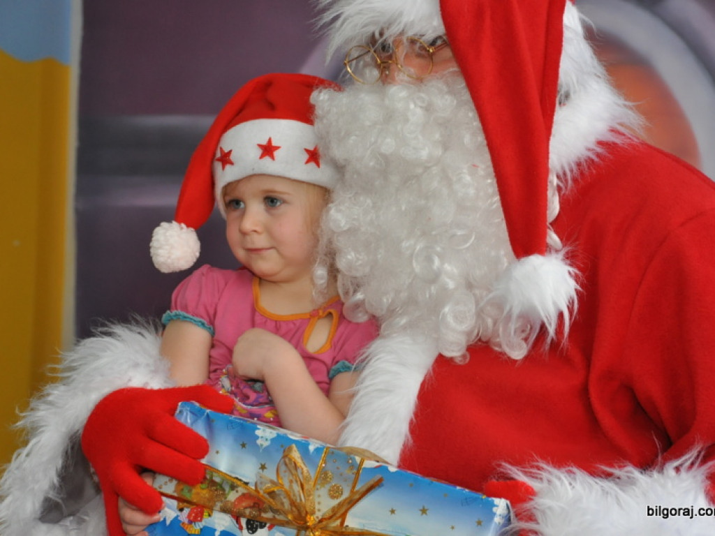 Święty Mikołaj z prezentami u przedszkolaków