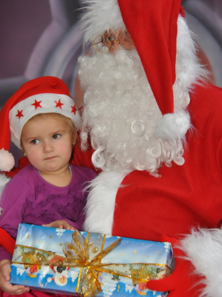 Święty Mikołaj z prezentami u przedszkolaków