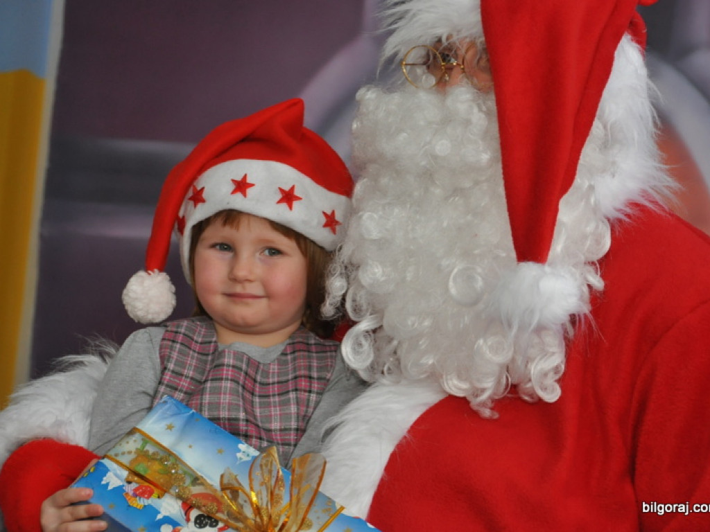 Święty Mikołaj z prezentami u przedszkolaków