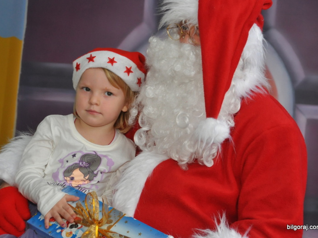 Święty Mikołaj z prezentami u przedszkolaków