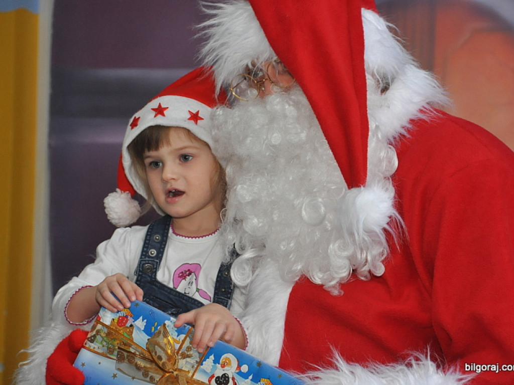 Święty Mikołaj z prezentami u przedszkolaków