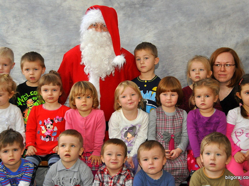 Święty Mikołaj z prezentami u przedszkolaków
