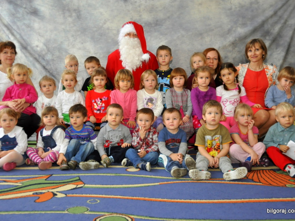 Święty Mikołaj z prezentami u przedszkolaków