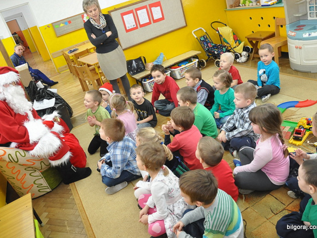 Święty Mikołaj z prezentami u przedszkolaków