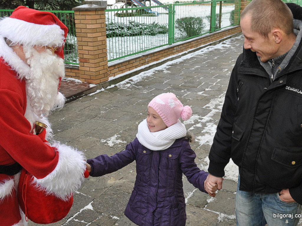 Święty Mikołaj z prezentami u przedszkolaków