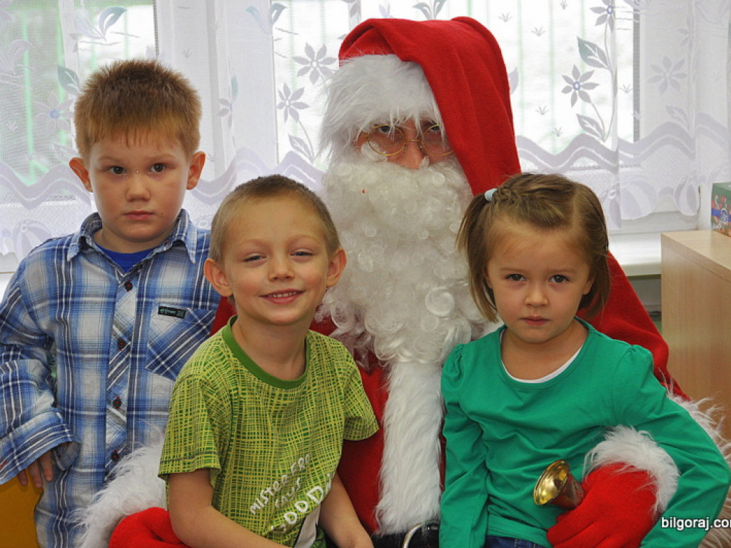 Święty Mikołaj z prezentami u przedszkolaków