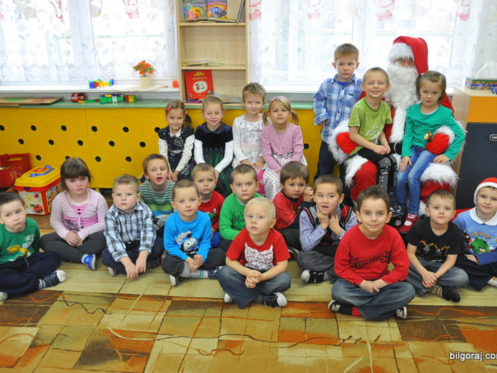 Święty Mikołaj z prezentami u przedszkolaków