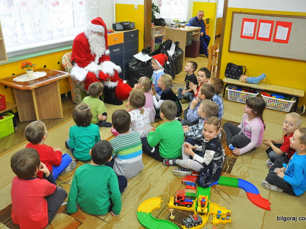 Święty Mikołaj z prezentami u przedszkolaków