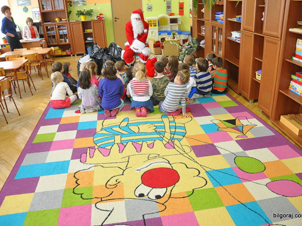 Święty Mikołaj z prezentami u przedszkolaków