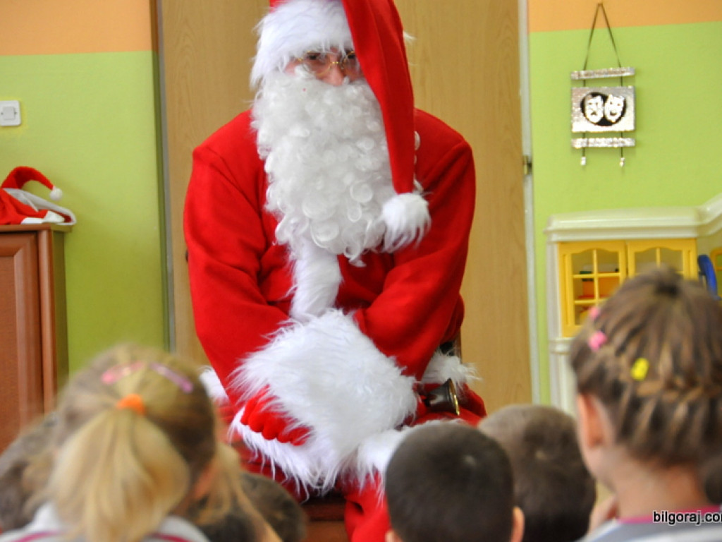 Święty Mikołaj z prezentami u przedszkolaków