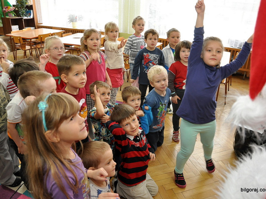 Święty Mikołaj z prezentami u przedszkolaków