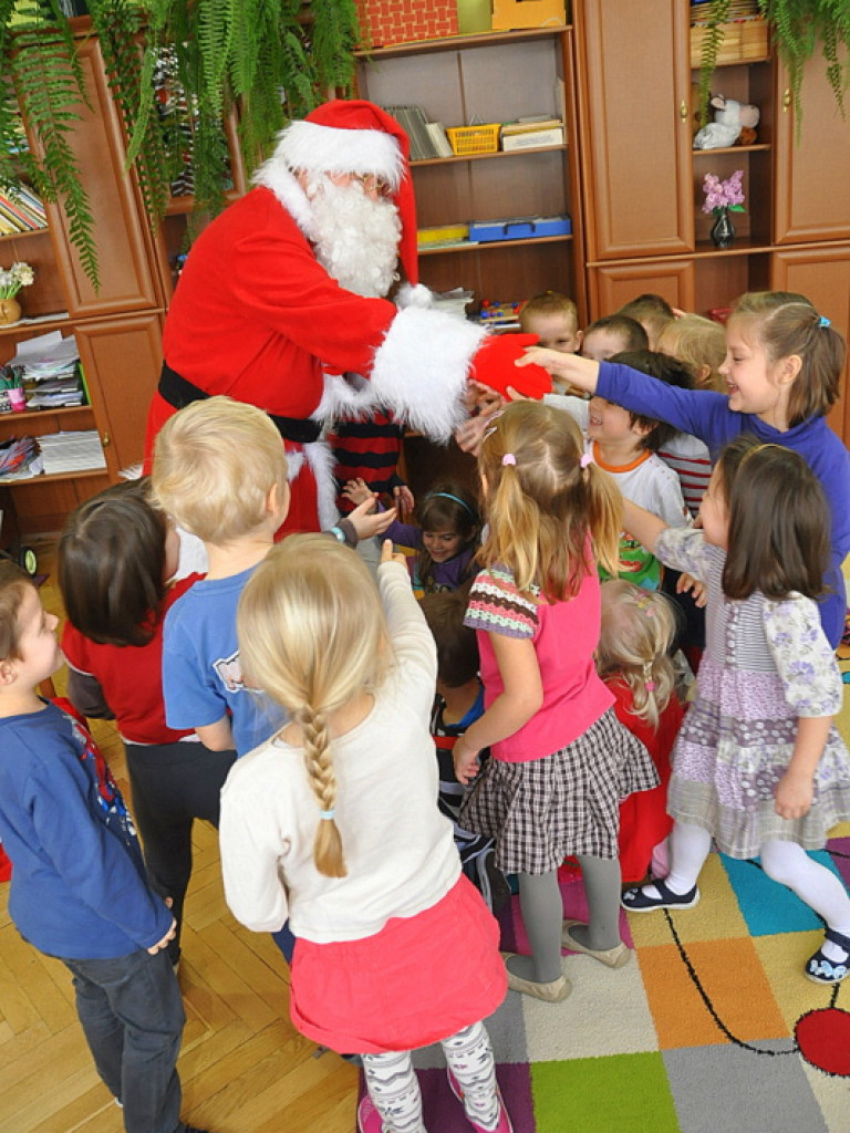 Święty Mikołaj z prezentami u przedszkolaków