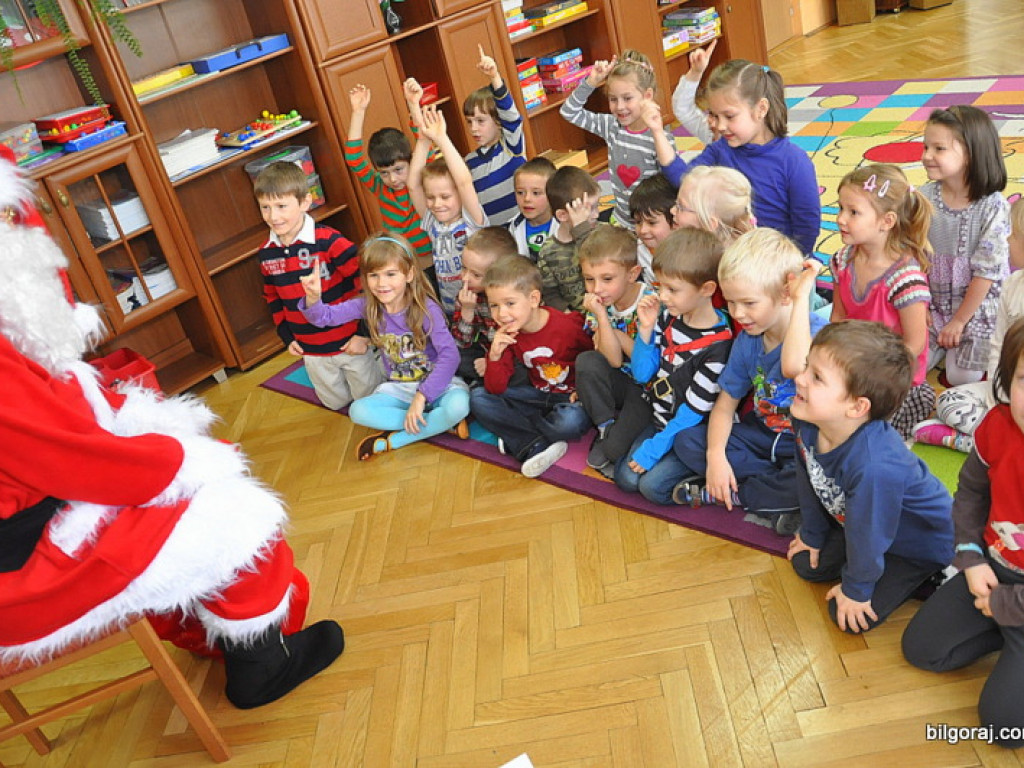 Święty Mikołaj z prezentami u przedszkolaków