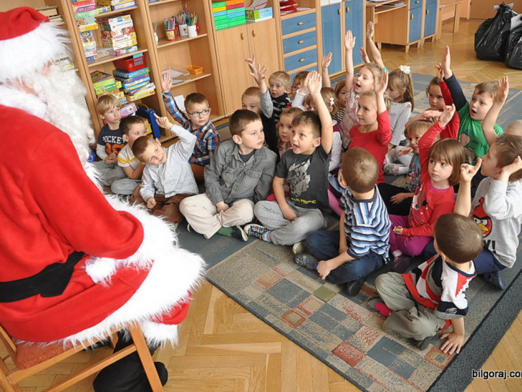Święty Mikołaj z prezentami u przedszkolaków