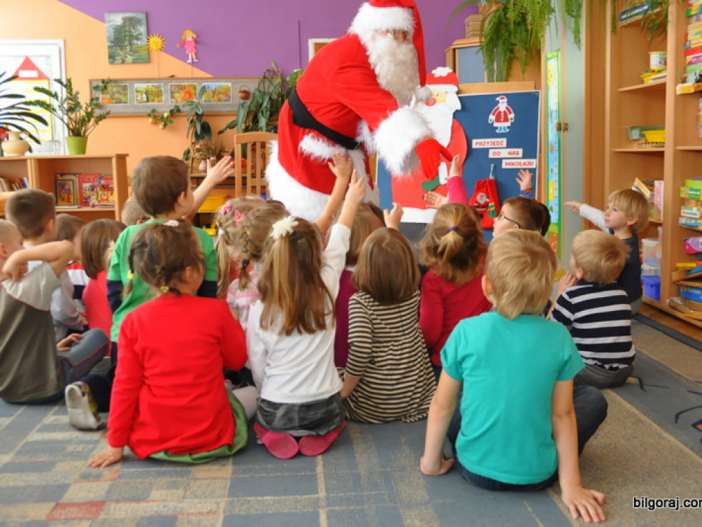 Święty Mikołaj z prezentami u przedszkolaków