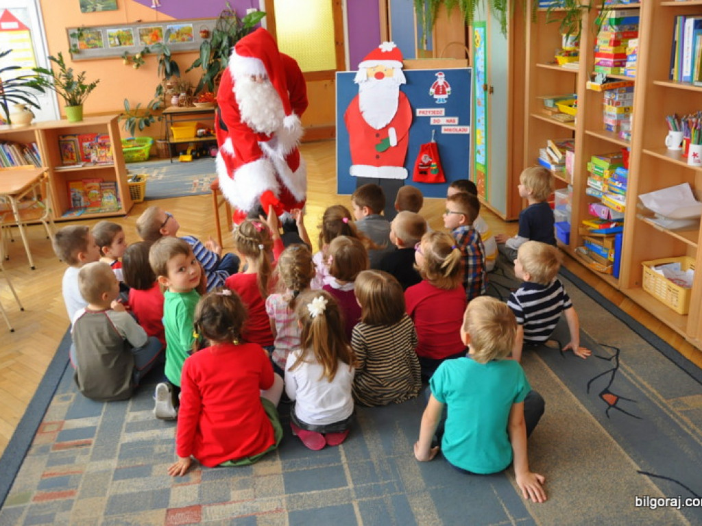 Święty Mikołaj z prezentami u przedszkolaków