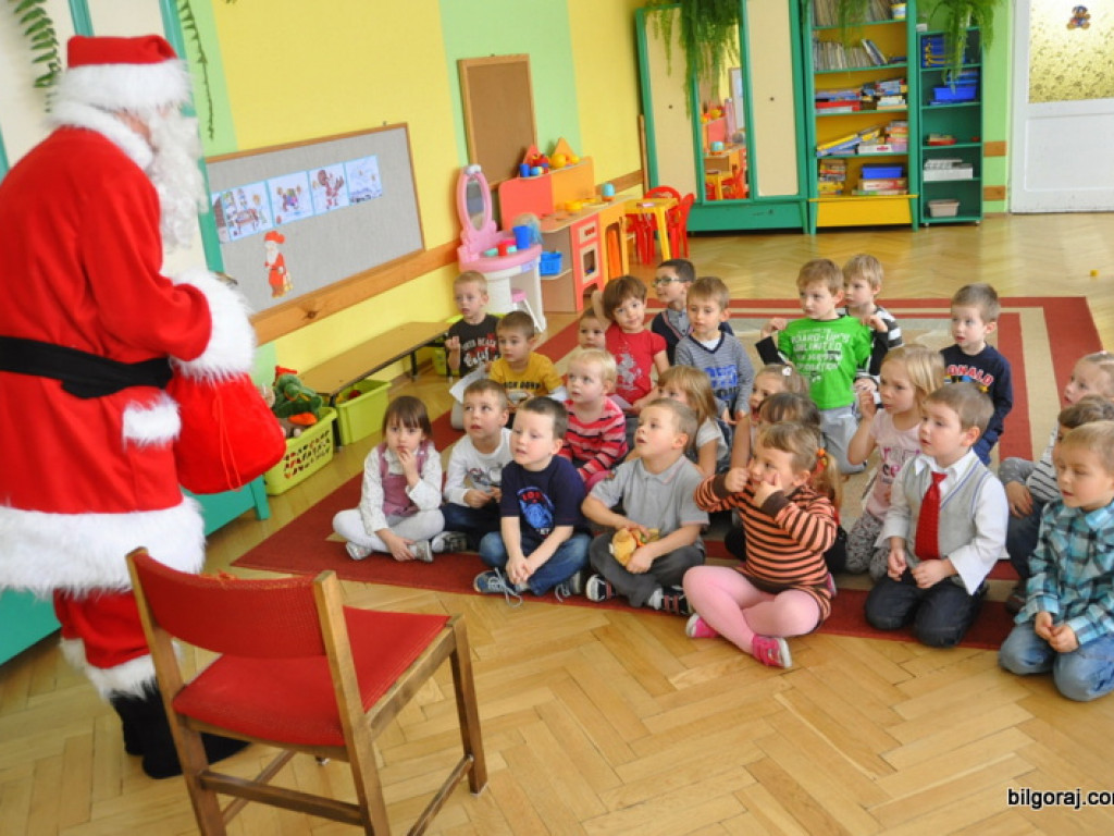 Święty Mikołaj z prezentami u przedszkolaków