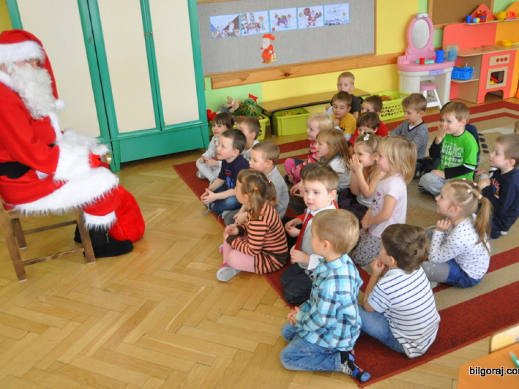 Święty Mikołaj z prezentami u przedszkolaków
