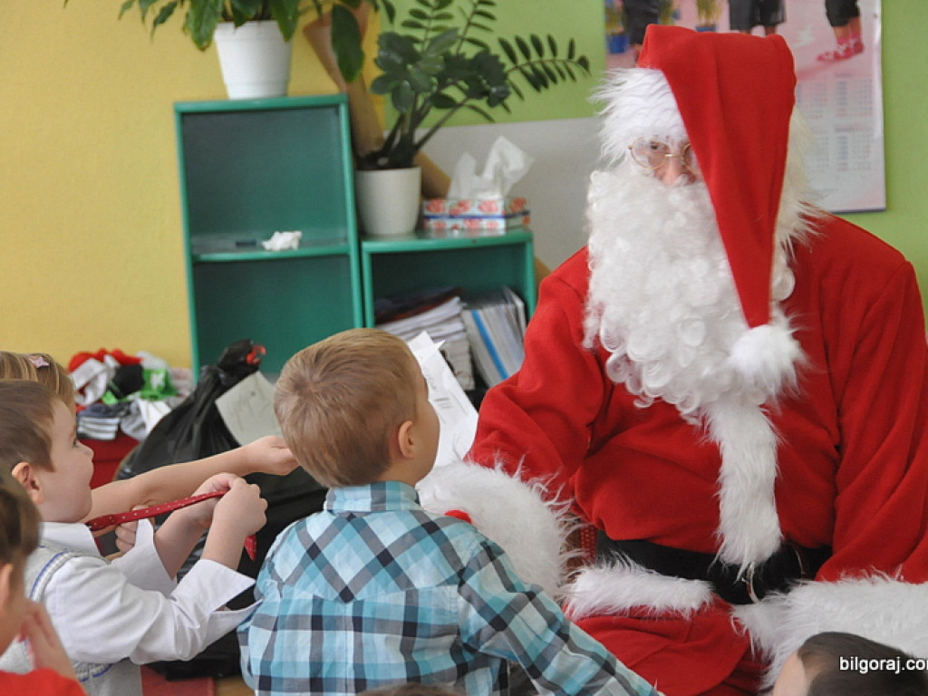 Święty Mikołaj z prezentami u przedszkolaków
