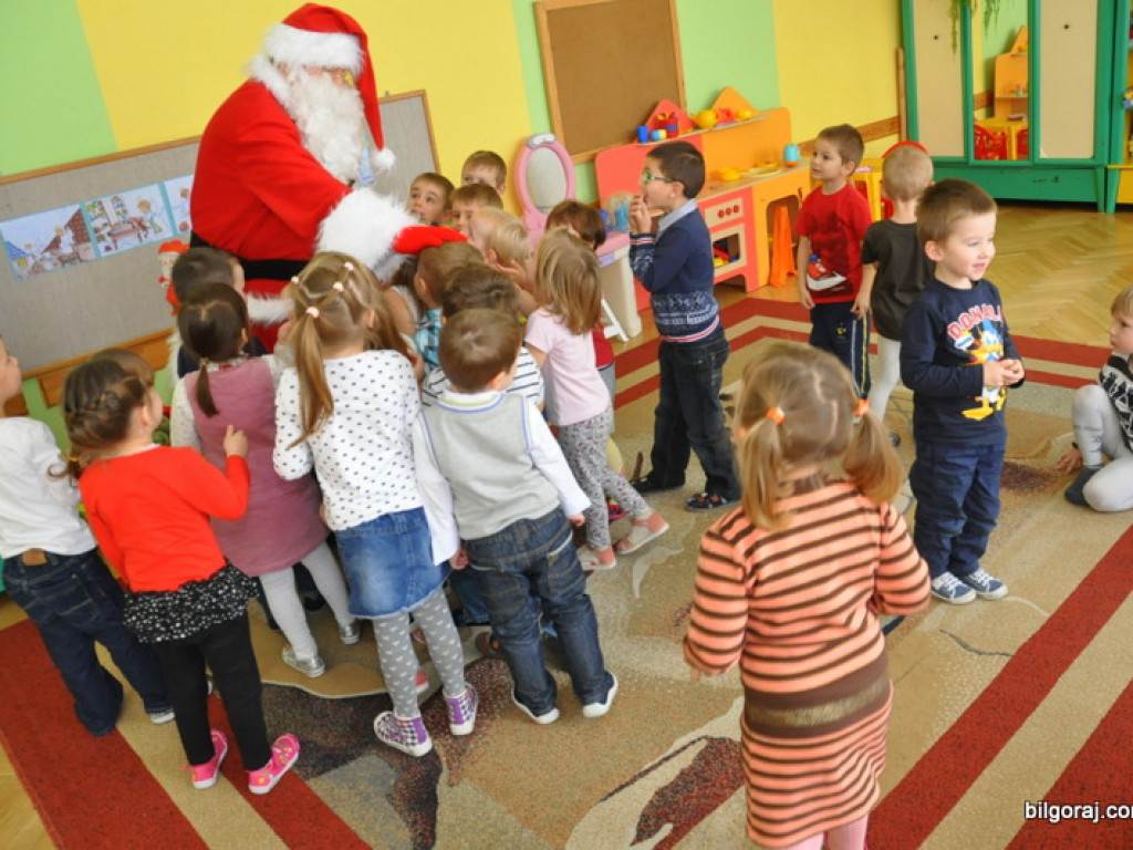 Święty Mikołaj z prezentami u przedszkolaków