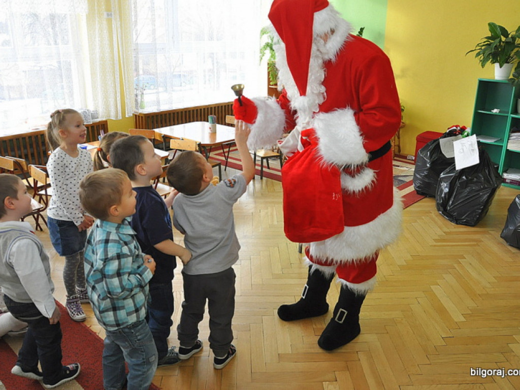Święty Mikołaj z prezentami u przedszkolaków