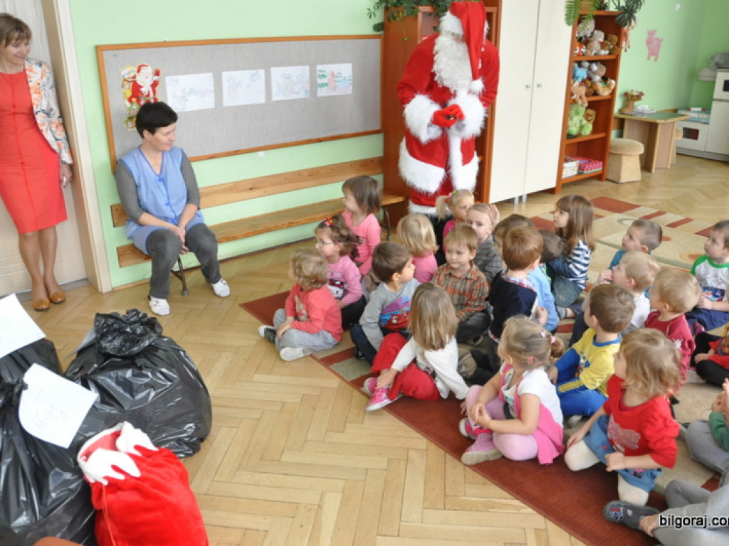 Święty Mikołaj z prezentami u przedszkolaków