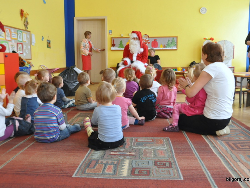 Święty Mikołaj z prezentami u przedszkolaków
