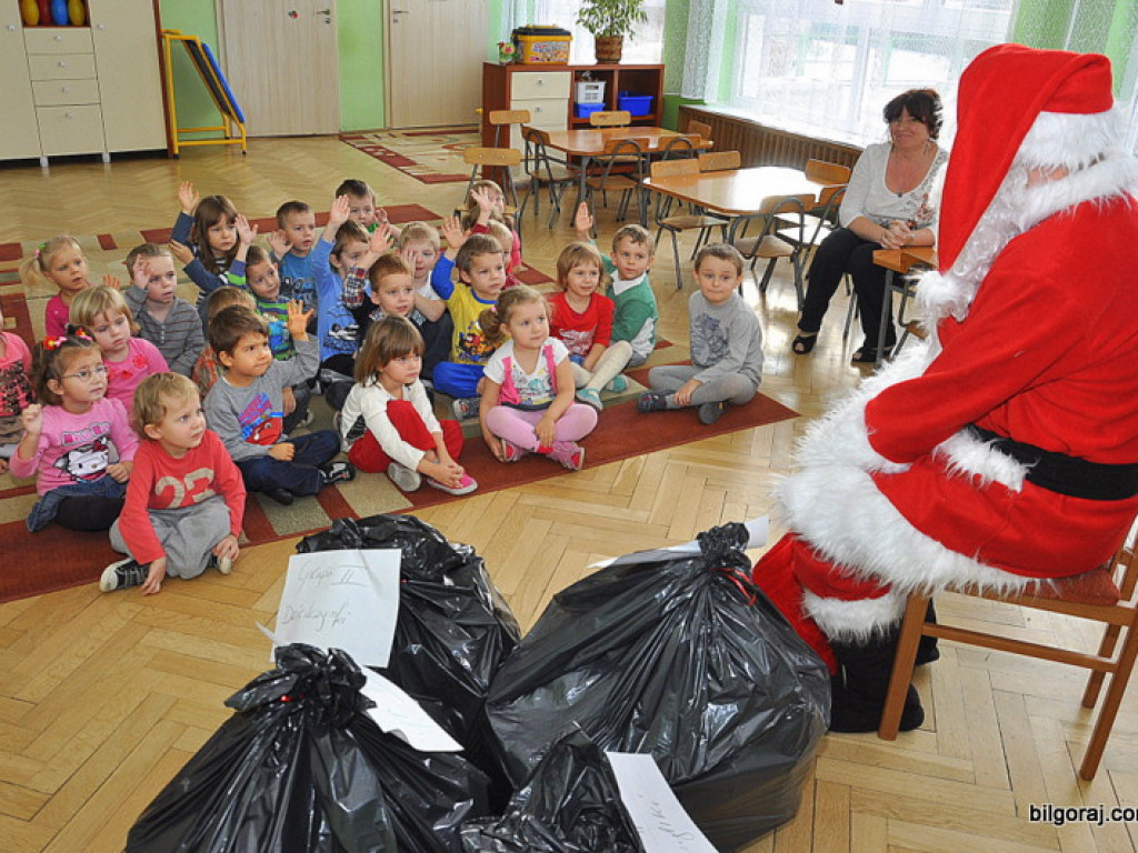 Święty Mikołaj z prezentami u przedszkolaków