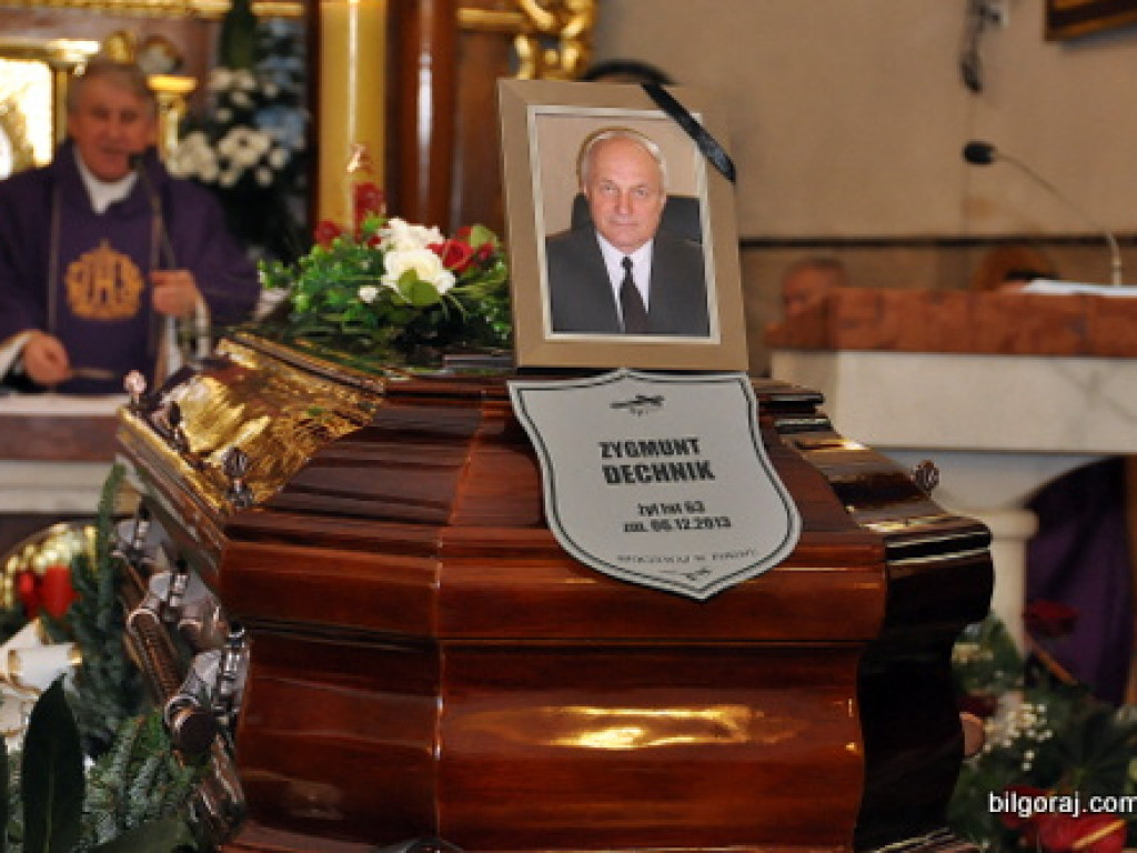 Setki osób na Mszy pogrzebowej, katafalk w kwiatach i sztandary z kirem - biłgorajanie pożegnali śp. Zygmunta Dechnika