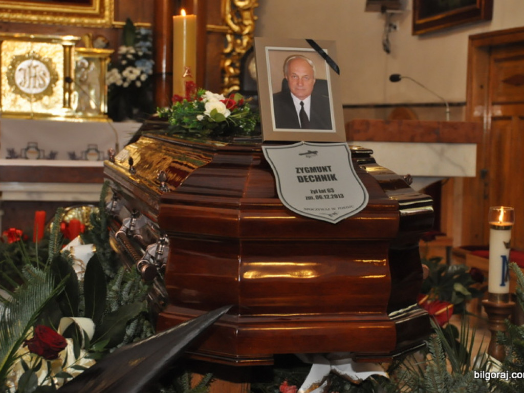 Setki osób na Mszy pogrzebowej, katafalk w kwiatach i sztandary z kirem - biłgorajanie pożegnali śp. Zygmunta Dechnika