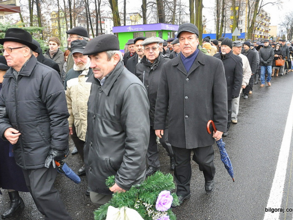 Setki osób na Mszy pogrzebowej, katafalk w kwiatach i sztandary z kirem - biłgorajanie pożegnali śp. Zygmunta Dechnika