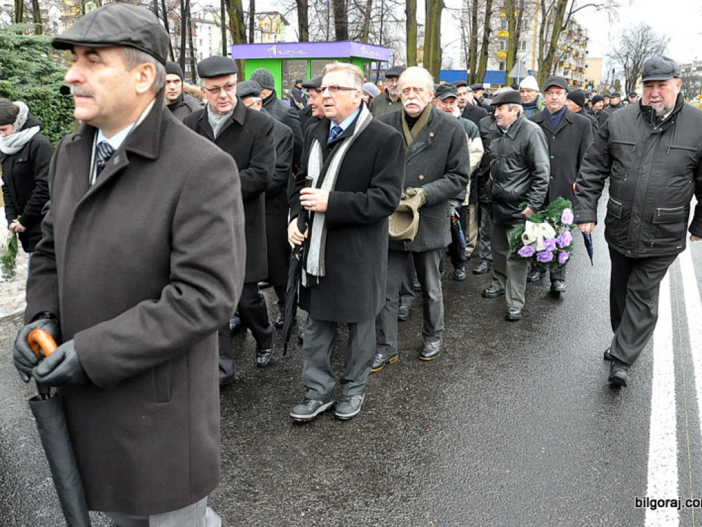 Setki osób na Mszy pogrzebowej, katafalk w kwiatach i sztandary z kirem - biłgorajanie pożegnali śp. Zygmunta Dechnika