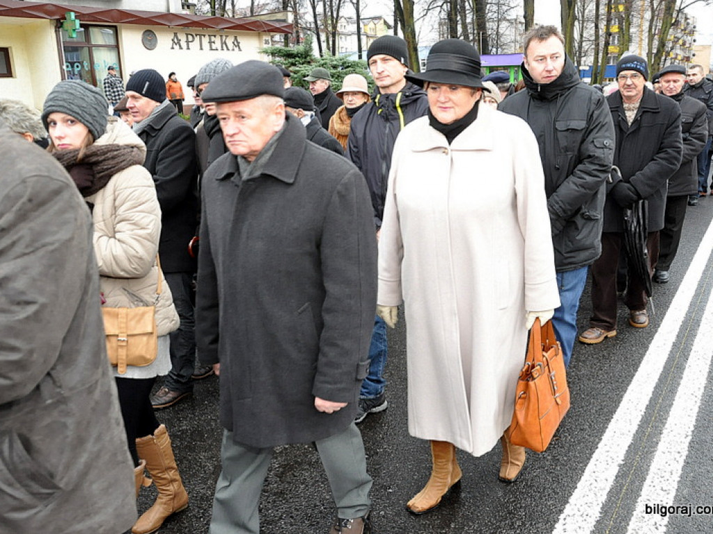 Setki osób na Mszy pogrzebowej, katafalk w kwiatach i sztandary z kirem - biłgorajanie pożegnali śp. Zygmunta Dechnika
