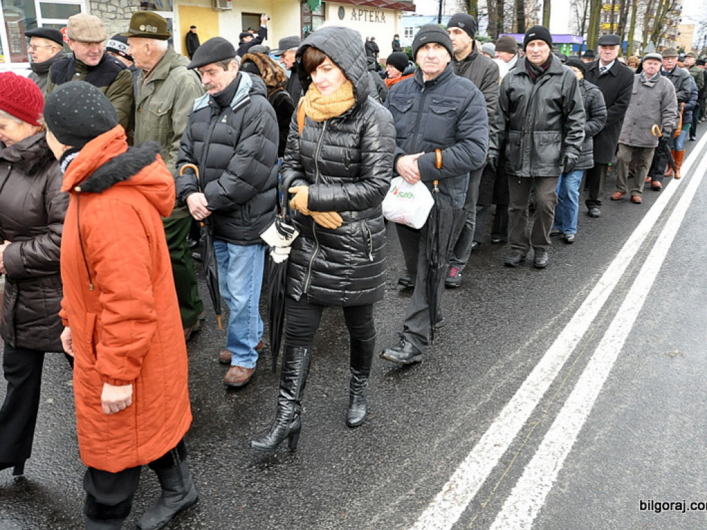 Setki osób na Mszy pogrzebowej, katafalk w kwiatach i sztandary z kirem - biłgorajanie pożegnali śp. Zygmunta Dechnika