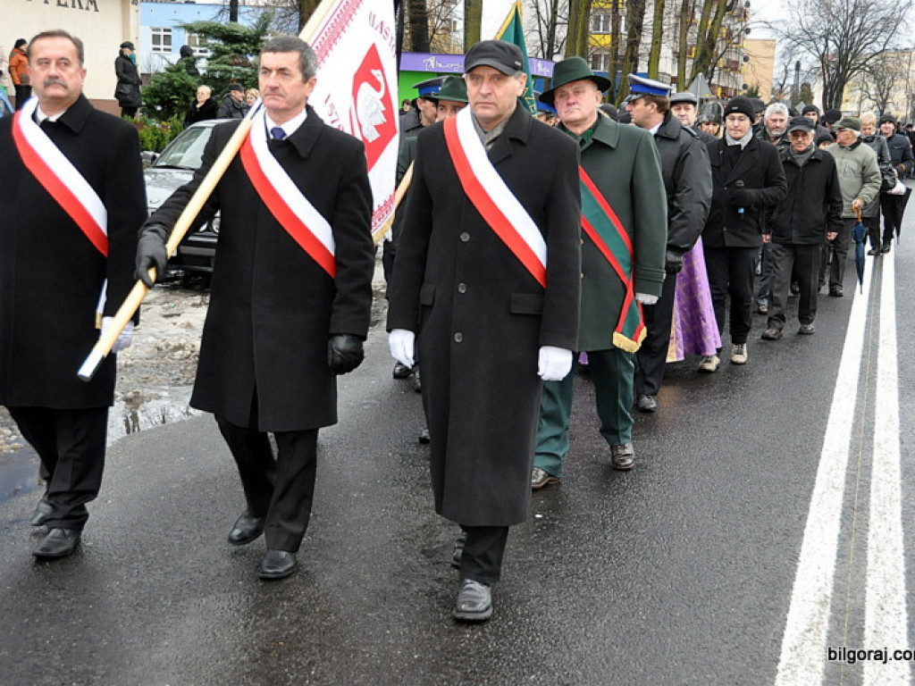 Setki osób na Mszy pogrzebowej, katafalk w kwiatach i sztandary z kirem - biłgorajanie pożegnali śp. Zygmunta Dechnika