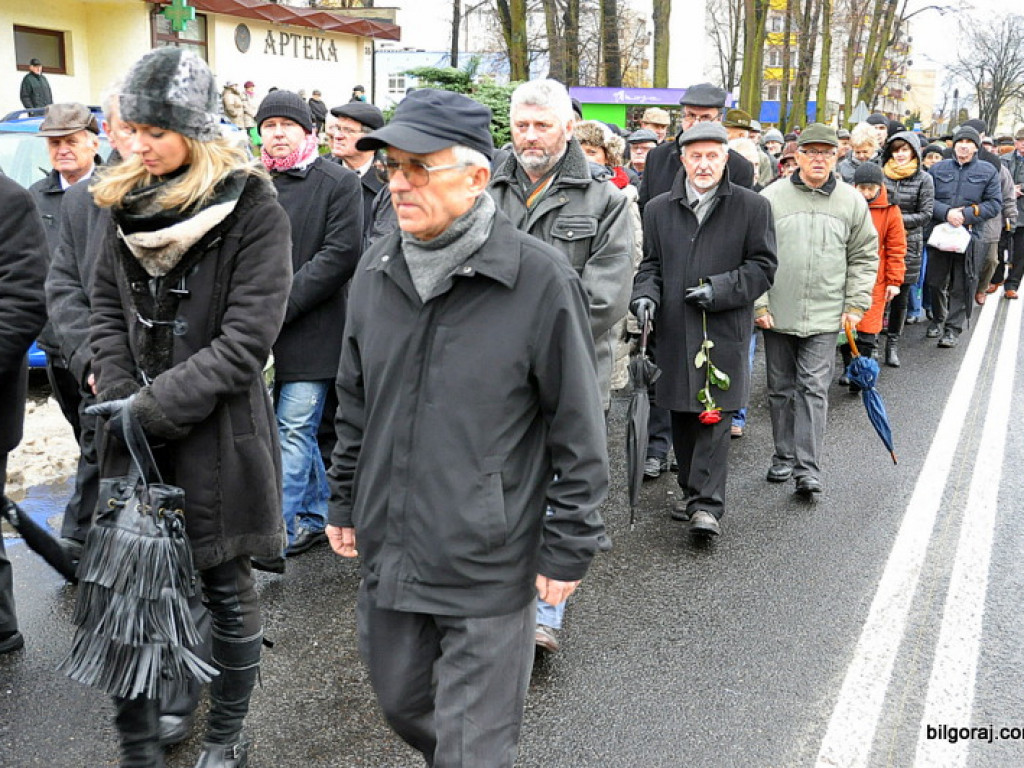 Setki osób na Mszy pogrzebowej, katafalk w kwiatach i sztandary z kirem - biłgorajanie pożegnali śp. Zygmunta Dechnika