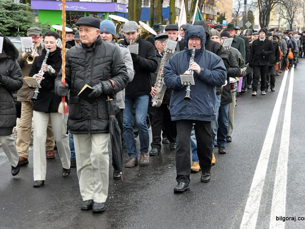 Setki osób na Mszy pogrzebowej, katafalk w kwiatach i sztandary z kirem - biłgorajanie pożegnali śp. Zygmunta Dechnika