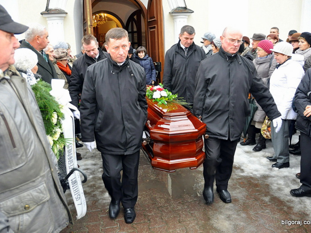 Setki osób na Mszy pogrzebowej, katafalk w kwiatach i sztandary z kirem - biłgorajanie pożegnali śp. Zygmunta Dechnika