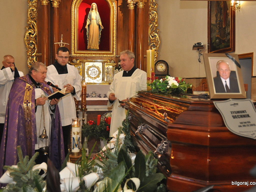 Setki osób na Mszy pogrzebowej, katafalk w kwiatach i sztandary z kirem - biłgorajanie pożegnali śp. Zygmunta Dechnika