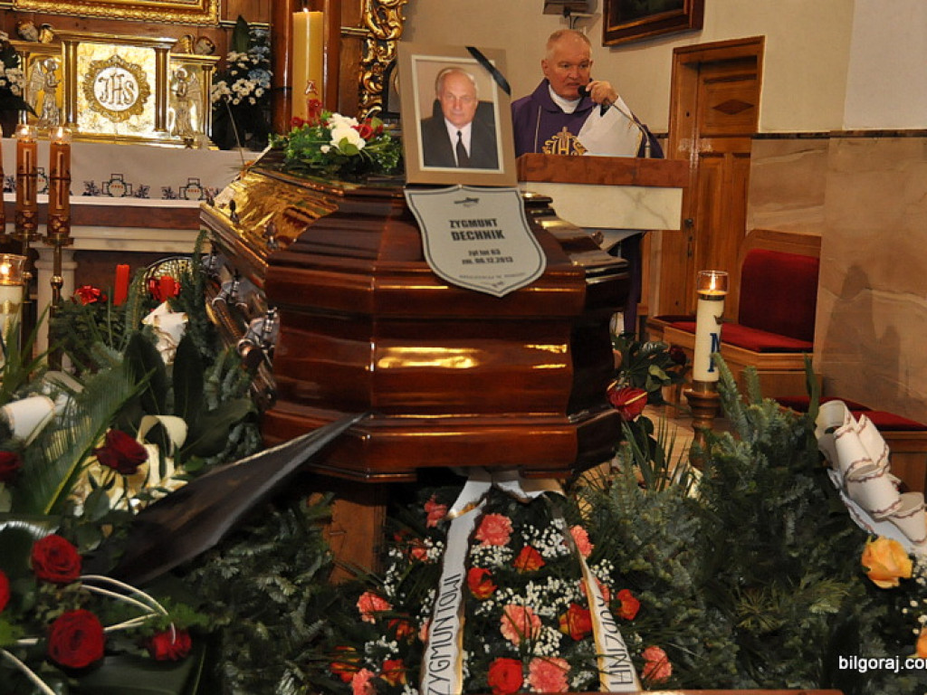 Setki osób na Mszy pogrzebowej, katafalk w kwiatach i sztandary z kirem - biłgorajanie pożegnali śp. Zygmunta Dechnika