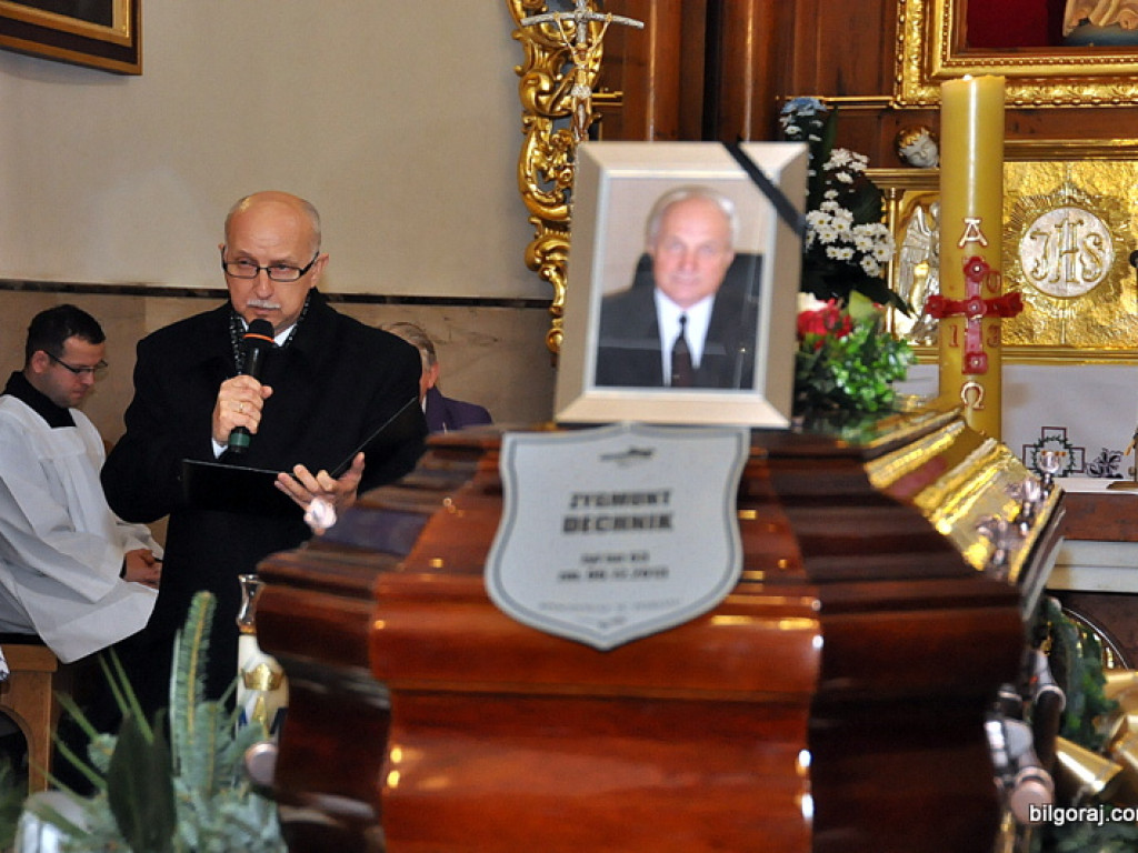 Setki osób na Mszy pogrzebowej, katafalk w kwiatach i sztandary z kirem - biłgorajanie pożegnali śp. Zygmunta Dechnika
